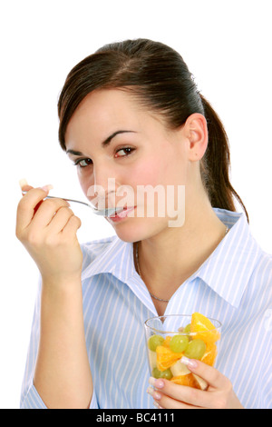 Frau Geniesst Einen kommt Frau genießt einen Obstsalat Stockfoto