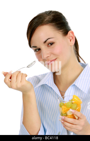 Frau Geniesst Einen kommt Frau genießt einen Obstsalat Stockfoto