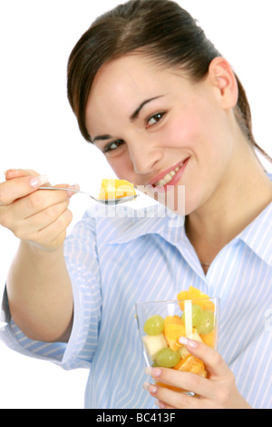 Frau Geniesst Einen kommt Frau genießt einen Obstsalat Stockfoto