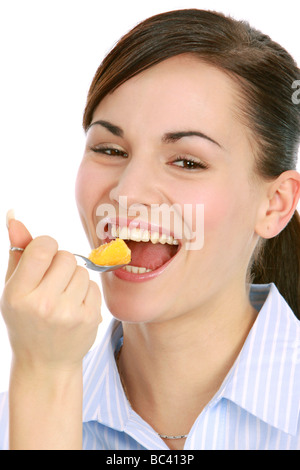 Frau Geniesst Einen kommt Frau genießt einen Obstsalat Stockfoto