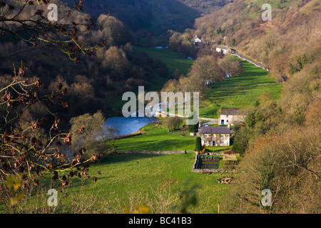 Blick auf ein Bauernhaus neben der Fluss Wye in Monsal Dale unter Monsal Kopf im Wye Valley in Derbyshire Stockfoto