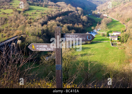 Wegweiser am Monsal Kopf über Monsal Dale im Wye Valley in Derbyshire Stockfoto