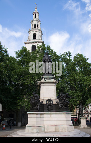 Statue von Premierminister Gladstone mit St Clement Danes Kirche im Hintergrund, der Strand, London, England, UK Stockfoto