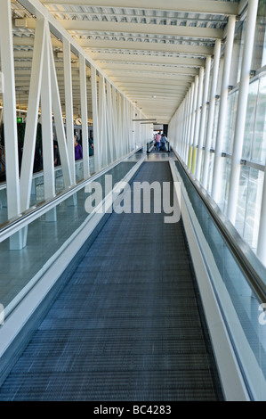 Lange travelator Fahrsteig in einem Flughafen. Stockfoto