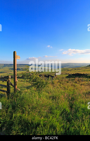 Holz- Wanderweg Schild nahe, Todmorden, West Yorkshire, England, UK. Stockfoto