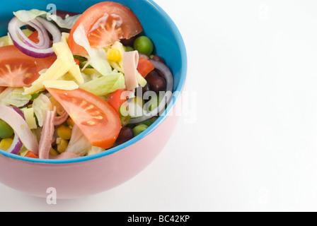 Frischer Gartensalat in bunte Schüssel Nahaufnahme Stockfoto