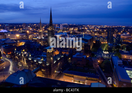 Coventry Stadtzentrum und der Kathedrale bei Nacht Stockfoto