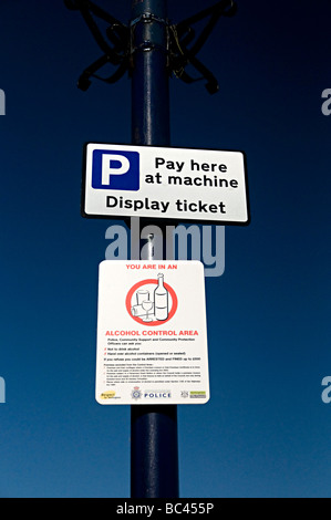 Bezahlung und Display Zeichen und kein Trinkwasser zu unterzeichnen, auf einer Straße in Nottingham Stockfoto