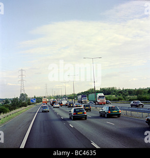Autobahn-Reisen in einem LKW im Vereinigten Königreich im inneren Spur des Verkehrs Stockfoto
