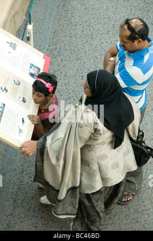Muslimischen Familie in North Carolina Museum of Natural Sciences. Stockfoto