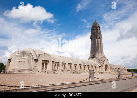 Douaumont Verdun Frankreich Französisch WW1 Beinhaus Ossuaire de Douaumont an der nationalen Soldatenfriedhof für die Schlacht von Verdun Stockfoto