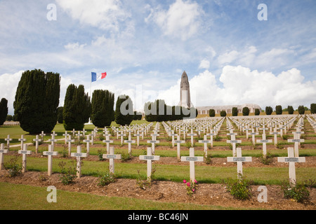 Militärgraves auf dem französischen Nationalfriedhof und Ossuary Ossuaire de Douaumont für die Schlacht im 1. Weltkrieg. Douaumont Verdun Lorraine Frankreich Stockfoto