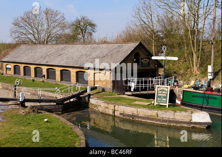 Trockendock, eine Werkstatt für die Reparatur von schmalen Boote am Grand Union Canal, Bulbourne in der Nähe von Tring, Hertfordshire, UK Stockfoto