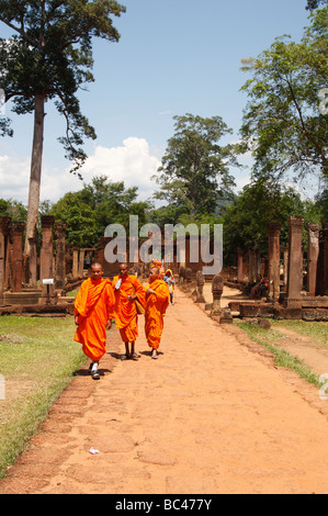 Buddhistische Mönche wandern in den Tempelruinen von Angkor, Kambodscha, 'Banteay Srei', Südost-Asien Stockfoto