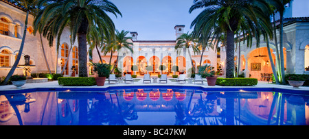 Ein Panorama-Bild von den Pool-Bereich eine große Villa in Boca Raton, Florida