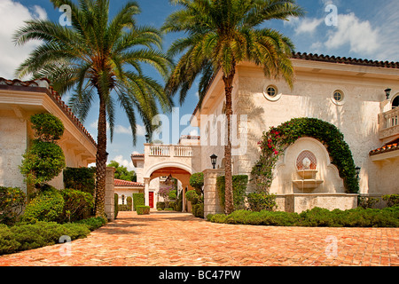 Einfahrt in eine Luxusresidenz in Boca Raton, Florida, USA Stockfoto
