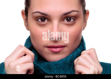 Eine schöne Brünette Frau mit braunen Augen tragen einen Roll-Hals-Pullover, Blick in die Kamera Stockfoto