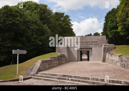 Douaumont Verdun Frankreich "Tranchee des Baionnettes" Bajonett Graben Denkmal für zwölf französische Soldaten getötet in der Schlacht von WW1 Stockfoto