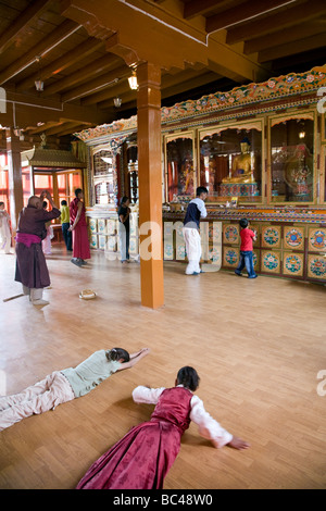 Tibetische Flüchtlinge an Jivatsal tibetischen Tempel beten. Choglamsar. In der Nähe von Leh. Ladakh. Indien Stockfoto