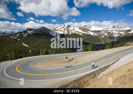 Radfahrer, die während der jährlichen Ride The Rockies bis Independence Pass in Colorado Reiten Fahrrad tour Stockfoto