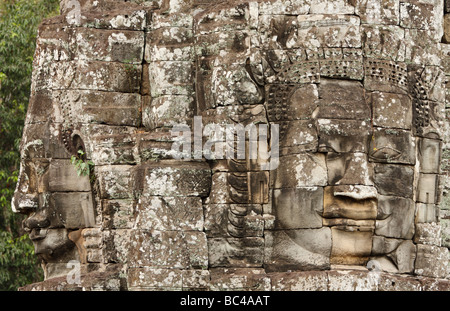 Steinernen Gesichter geschnitzt, Bayon Tempel tower, [Angkor Thom], Kambodscha, Südost-Asien Stockfoto