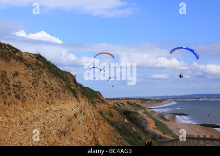 Gleitschirme vor der Küste von Barton am Meer Hampshire Stockfoto