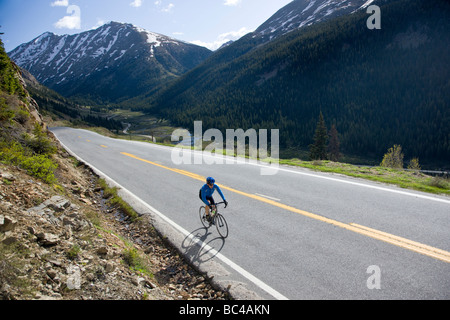 Radfahrer, die während der jährlichen Ride The Rockies bis Independence Pass in Colorado Reiten Fahrrad tour Stockfoto