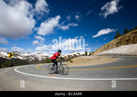 Radfahrer, die während der jährlichen Ride The Rockies bis Independence Pass in Colorado Reiten Fahrrad tour Stockfoto