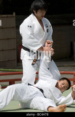 Zwei schwarzen Gürtel Mitglieder eines Judo-Teams führen ein Verteidigungszug während einer Martial-Arts-Demonstration in Kyoto Japan Stockfoto