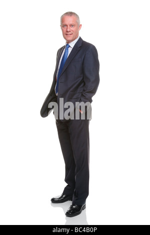 Geschäftsmann im Anzug mit den Händen in den Taschen isoliert auf weißem Hintergrund Stockfoto
