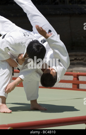 Zwei schwarzen Gürtel Mitglieder eines Judo-Teams führen ein Verteidigungszug während einer Martial-Arts-Demonstration in Kyoto Japan Stockfoto