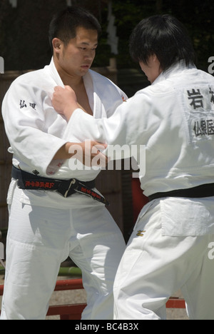 Zwei schwarzen Gürtel Mitglieder eines Judo-Teams führen ein Verteidigungszug während einer Martial-Arts-Demonstration in Kyoto Japan Stockfoto