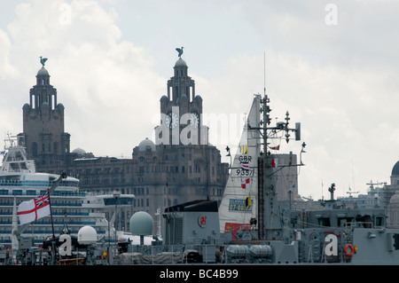 Royal Navy Schiff geht vor Royal Liver Building - Liverpool Skyline UK Stockfoto