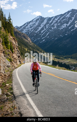 Radfahrer, die während der jährlichen Ride The Rockies bis Independence Pass in Colorado Reiten Fahrrad tour Stockfoto