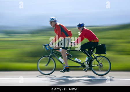 Radfahrer, die während der jährlichen Ride The Rocky Mountains zwischen Salida und Buena Vista in Colorado Reiten Fahrrad tour Stockfoto