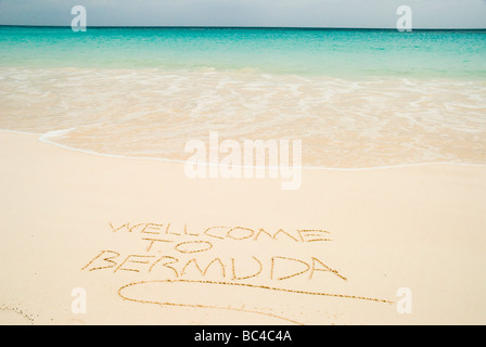 Pink Sand Beach Szene mit Willkommen auf Bermuda im Sand Horseshoe Bay, Southampton, Southampton Parish Bermuda geschrieben. Stockfoto