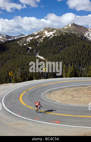 Radfahrer, die während der jährlichen Ride The Rockies bis Independence Pass in Colorado Reiten Fahrrad tour Stockfoto