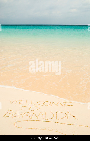 Pink Sand Beach Szene mit Willkommen auf Bermuda im Sand Horseshoe Bay, Southampton, Southampton Parish Bermuda geschrieben. Stockfoto