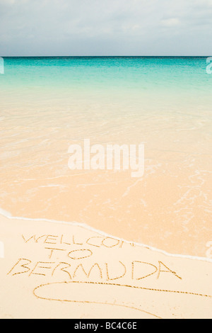 Pink Sand Beach Szene mit Willkommen auf Bermuda im Sand Horseshoe Bay, Southampton, Southampton Parish Bermuda geschrieben. Stockfoto