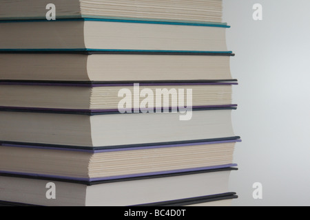 Einen Haufen Hardcover Bücher Stockfoto