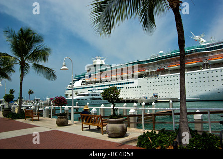 Schöne Palme gefüttert Reb Backstein gepflasterten Gehweg Park am Hafen von Key West und cruise Ship terminal Stockfoto