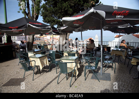 Café im Stadtteil Hügel Alfama in Lissabon Stockfoto