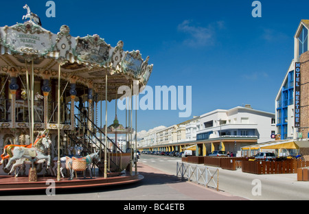Berck sur Mer Esplanade mit Karussell-Kirmes Fahrt an der Strandpromenade mit Hotel Neptune im Vordergrund Cote Opale Nordfrankreich Stockfoto