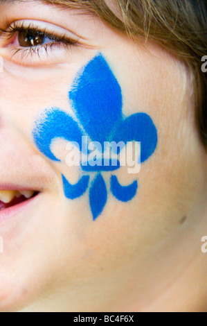 Fleur de Lys Symbol von Quebec gemalt auf den ersten Blick ein Kind-St-Jean-Baptiste-Tag-Montreal Stockfoto