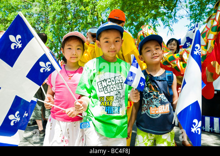 Quebec-Kinder feiern den Tag der Saint-Jean-Baptiste Stockfoto