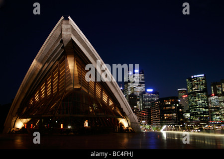 Eine Nacht beleuchtete Szene Blick über Sydney Harbor der berühmten Opera House und Waterfront Sydney, Australien Stockfoto