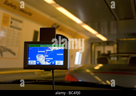 Einstieg in den „Shuttle“-Zug „La Manche“ Eurotunnel mit GPS-Satellitennavigationsbildschirm, auf dem die Position des Fahrzeugs in der Kutsche angezeigt wird Stockfoto