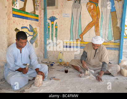 Senmut Alabaster Factory Hajj Haus in Gurna Luxor traditionelle Volkskunst Wandmalereien, arabische Kalligraphie und religiöse Symbole pilgern nach Mekka. Stockfoto