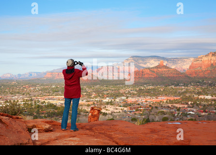 Ein Tourist ist von malerischen Red Rocks in Sedona Arizona Bildaufnahme Stockfoto