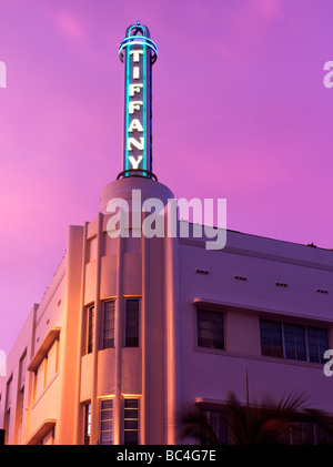 Art-Deco-Architektur, South Beach, Miami, Hotel, Außenansicht in der Abenddämmerung Stockfoto